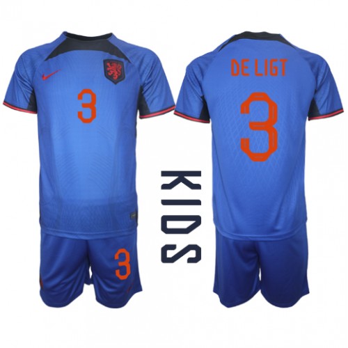 Otroški Nogometni dresi Nizozemska Matthijs de Ligt #3 Gostujoči SP 2022 Kratek Rokav (+ Kratke hlače)